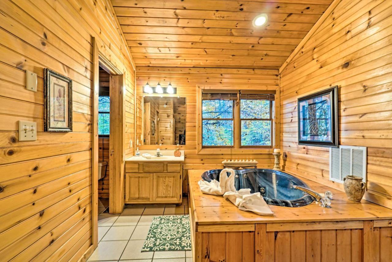 Grin N Bear It Cabin With Hot Tub And Fire Pit! 鸽子谷 外观 照片