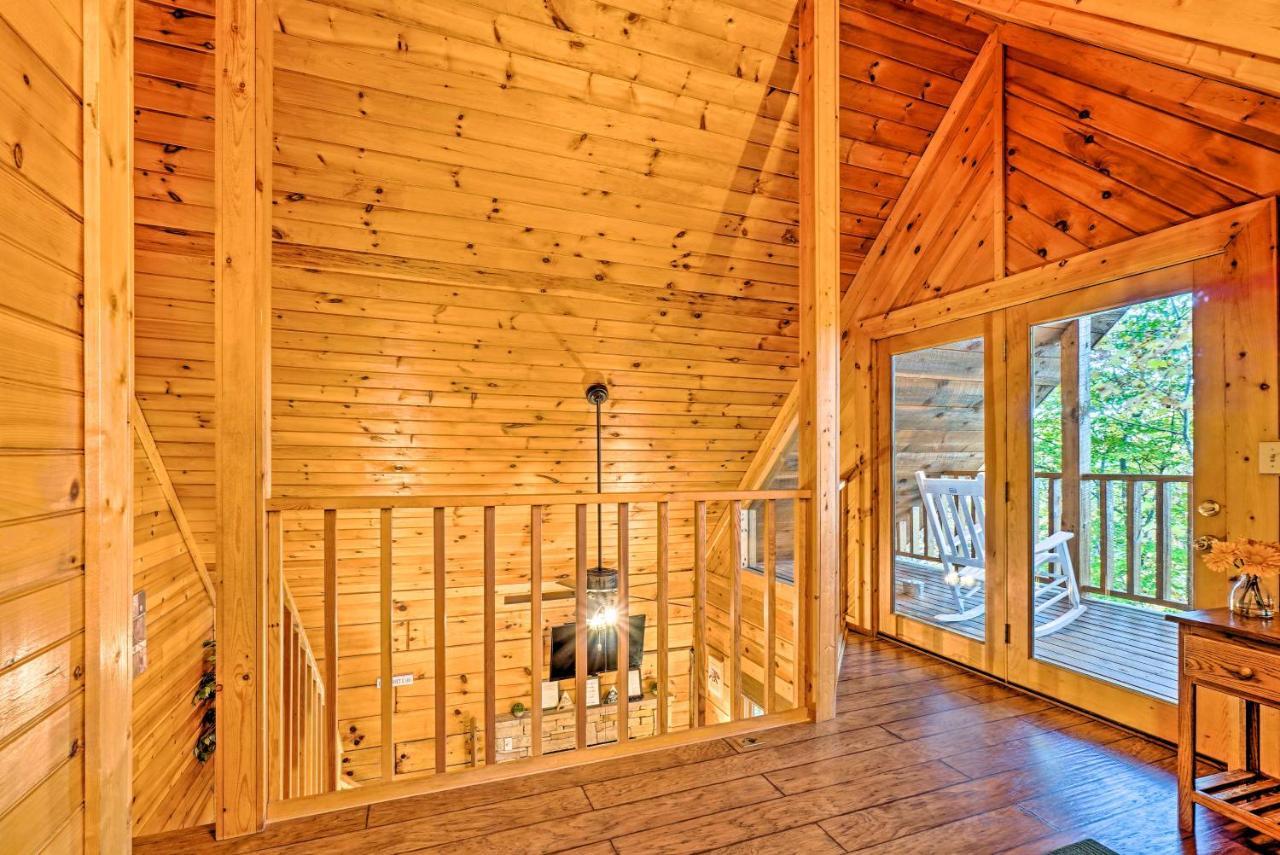Grin N Bear It Cabin With Hot Tub And Fire Pit! 鸽子谷 外观 照片