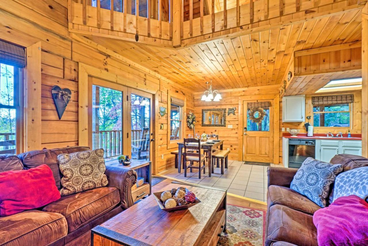 Grin N Bear It Cabin With Hot Tub And Fire Pit! 鸽子谷 外观 照片