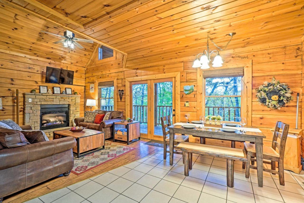 Grin N Bear It Cabin With Hot Tub And Fire Pit! 鸽子谷 外观 照片