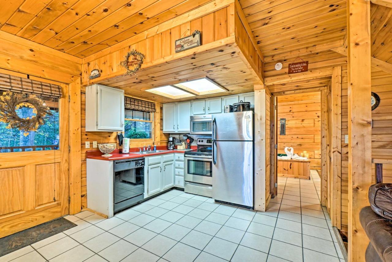 Grin N Bear It Cabin With Hot Tub And Fire Pit! 鸽子谷 外观 照片
